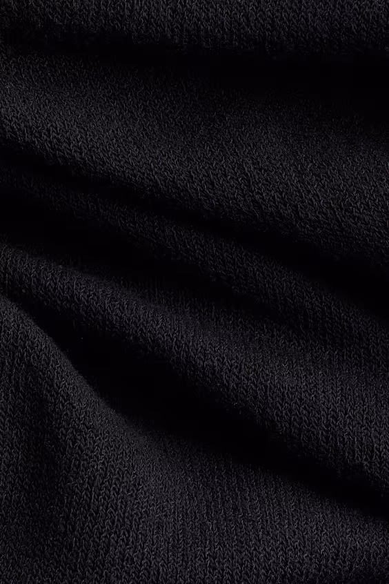 Платье из тонкой вязаной ткани с вырезом лодочкой