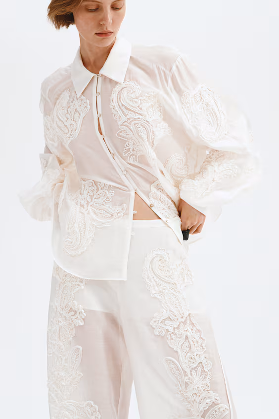 Брюки с карманами и аппликациями