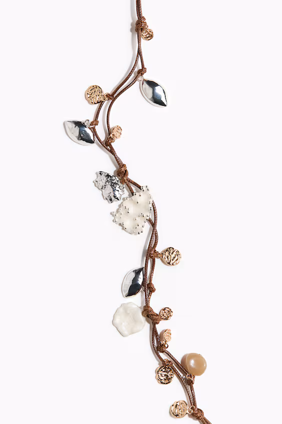 Колье на шнурке с подвесками