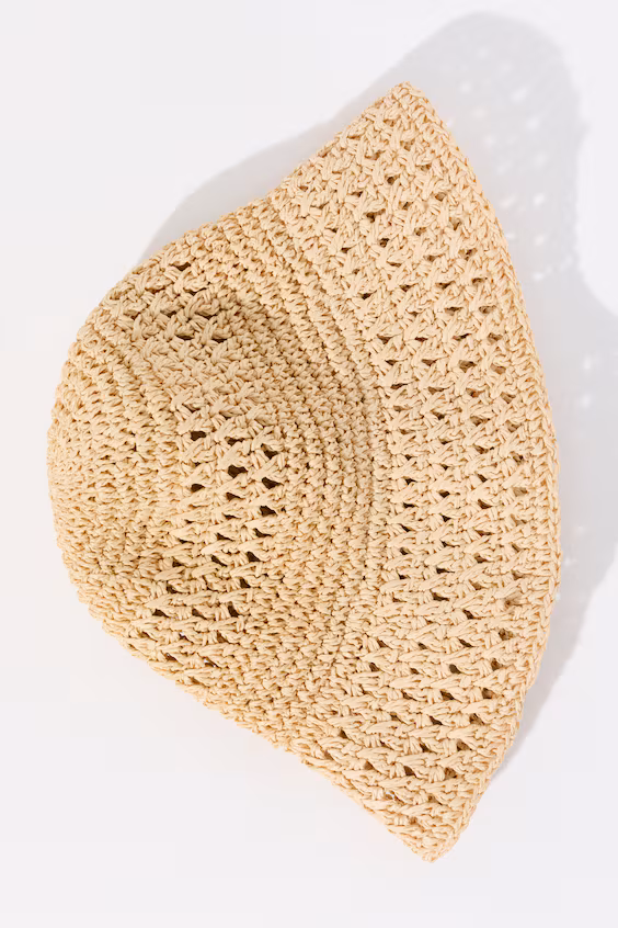 Вязаная шляпа-ведро из стручковой соломы