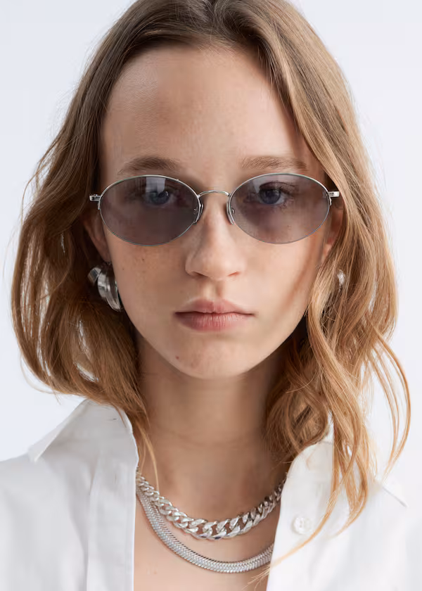 Солнечные очки с круглой металлической оправой