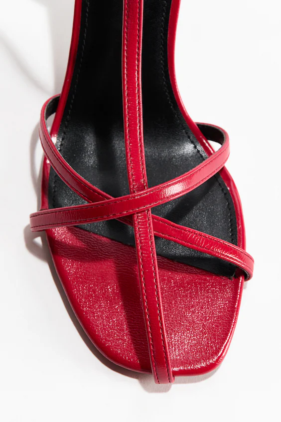 Босоножки на высоком каблуке с ремешками