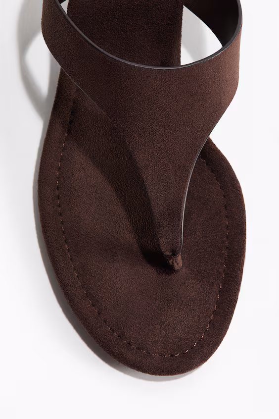 Босоножки на каблуке котенок