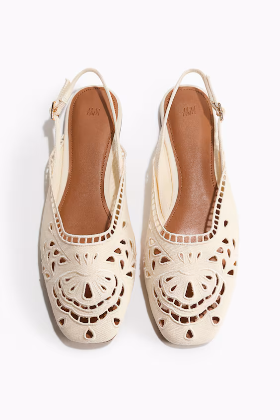 Ботильоны на каблуке котенок с английским вышиванием на заднике