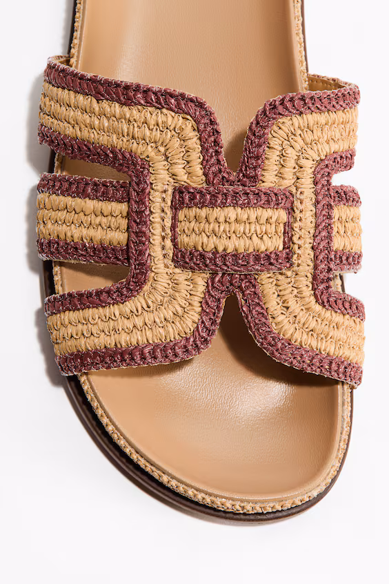 Сандалии из плетеного соломенного материала
