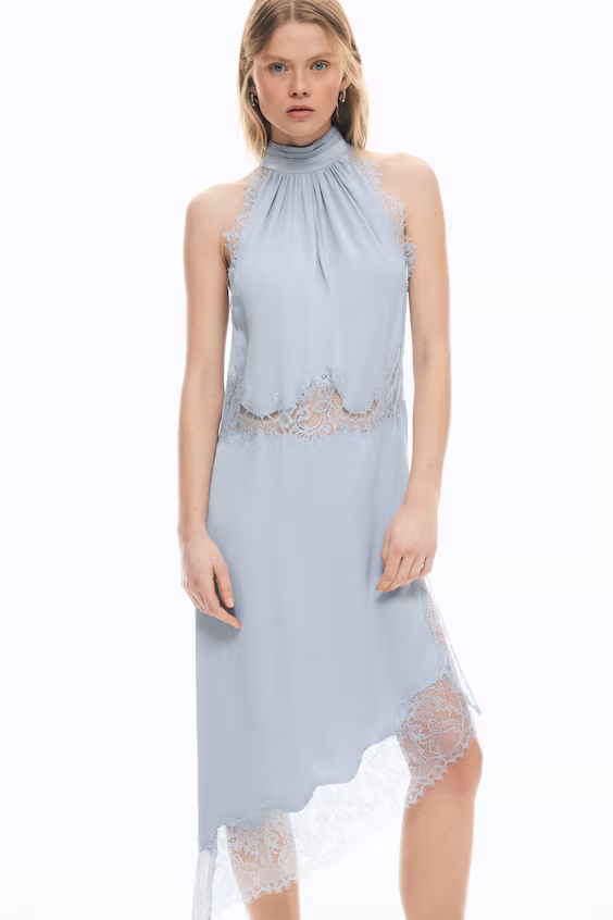 Платье с открытыми плечами из атласа