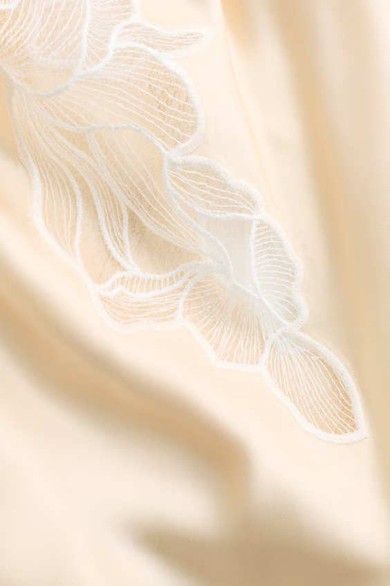 Платье из атласа с кружевом и шарфом