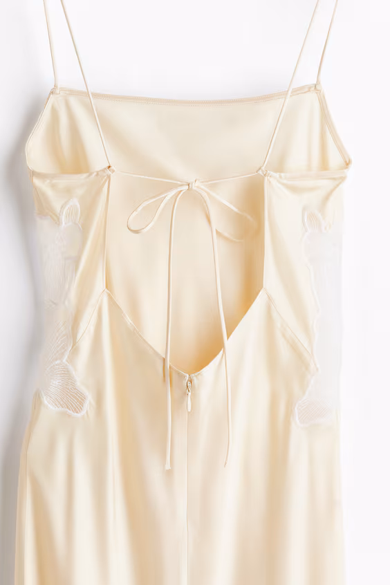 Платье из атласа с кружевом и шарфом