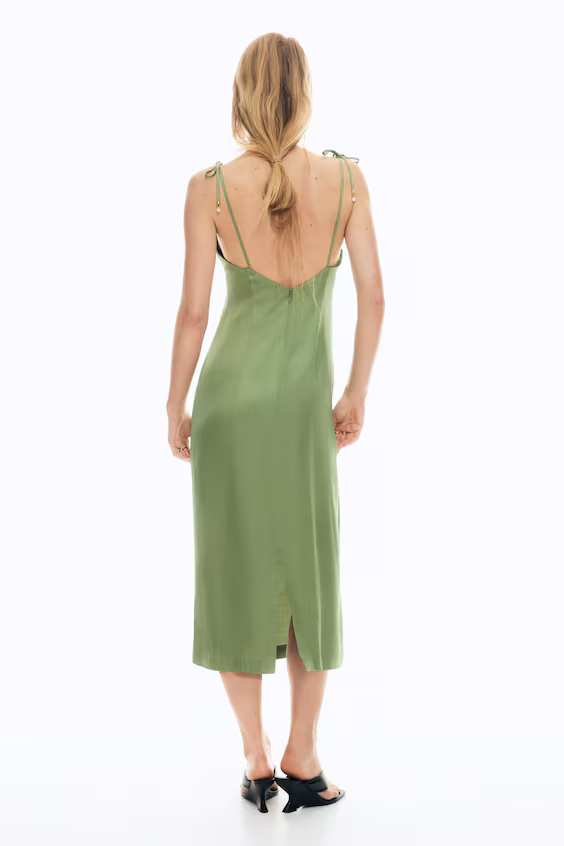 Платье из атласа с завязками на лямках