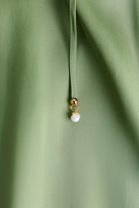 Платье из атласа с завязками на лямках