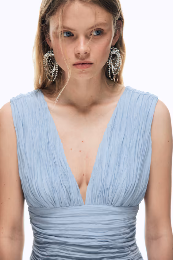 Платье без рукавов с морщинами