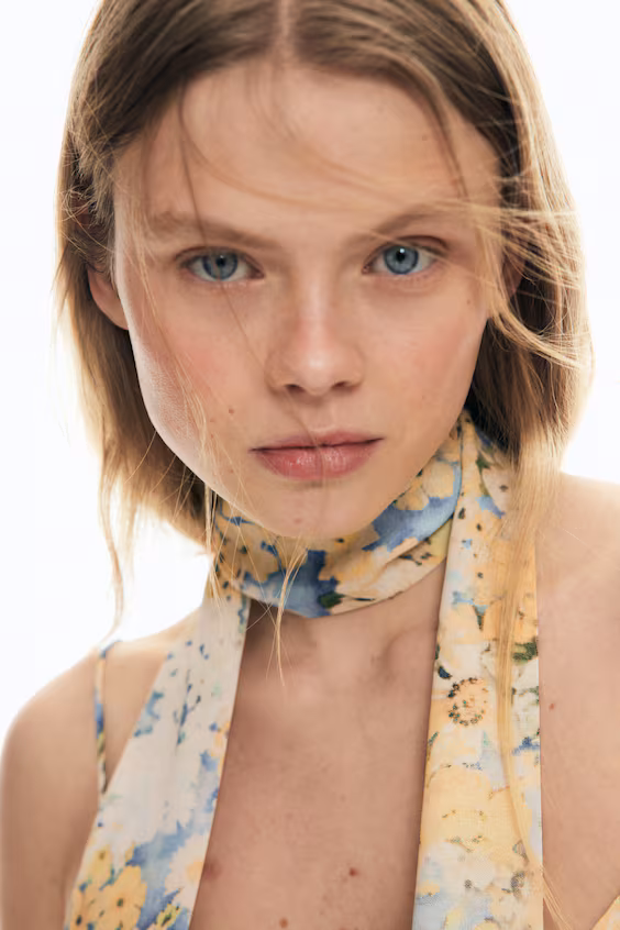 Платье из шифона с оборкой и шарфом