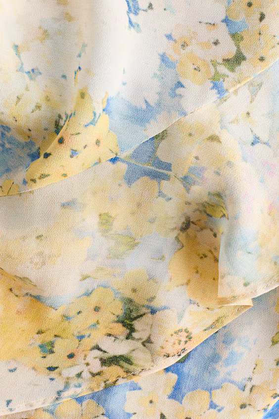 Платье из шифона с оборкой и шарфом