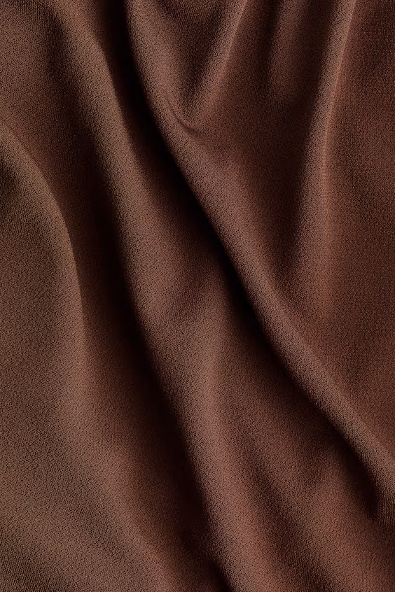 Платье с драпировкой и деталью пелерина