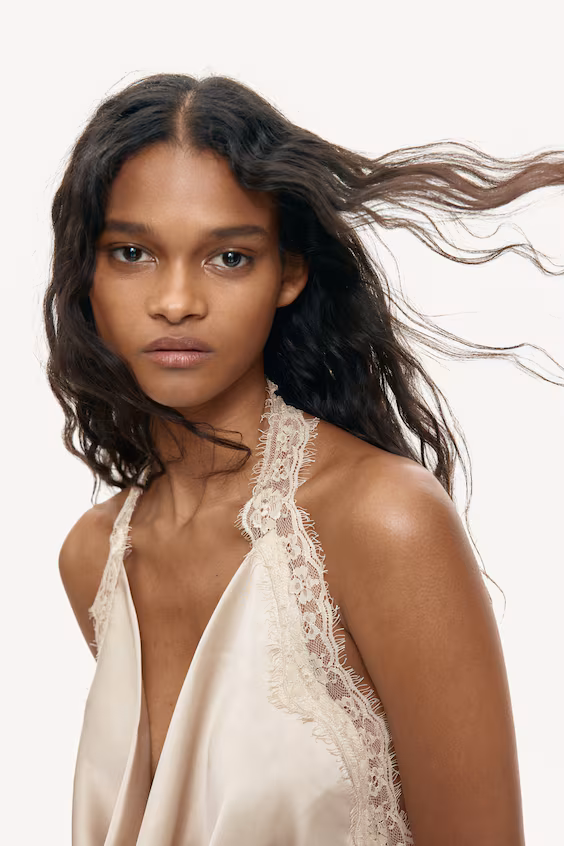 Платье с вырезом галстук в атласе