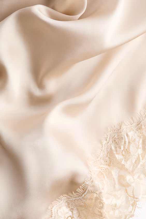 Платье с вырезом галстук в атласе