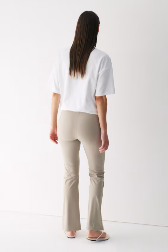 Брюки с расклешенными брючинами из четырехсторонней эластичной ткани h&m