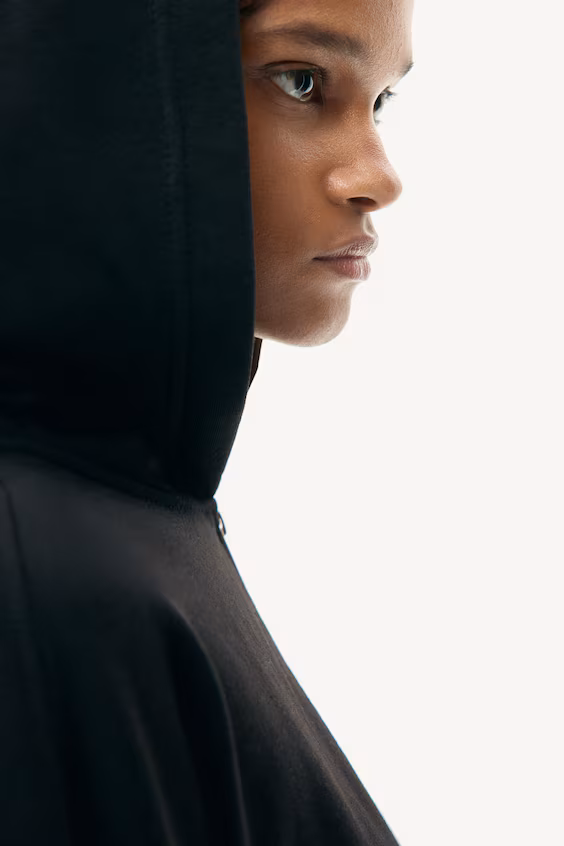 Короткое пальто с капюшоном и молнией