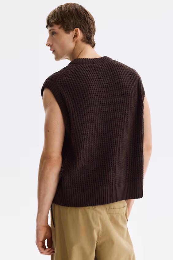 Жилет из трикотажа стандартного кроя