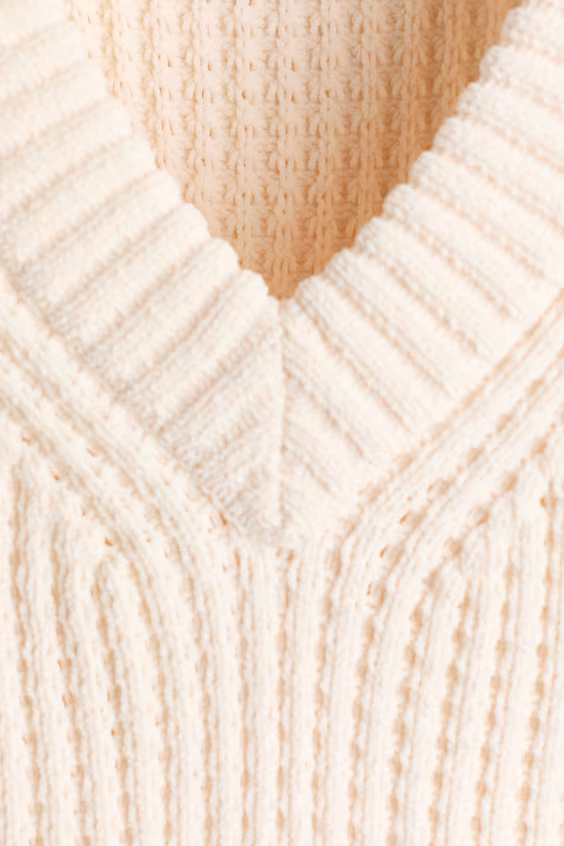 Жилет из трикотажа стандартного кроя