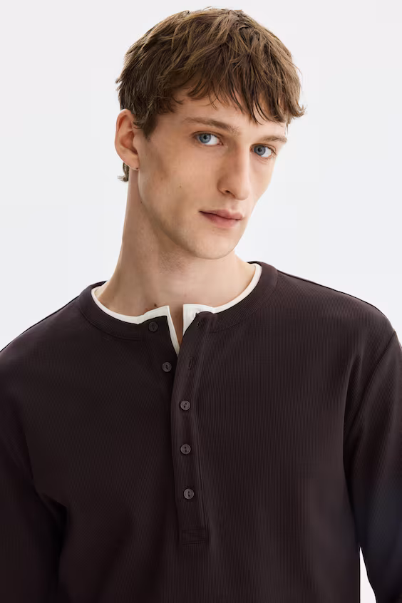 Вязаная свитер с пуговицами силуэта slim fit