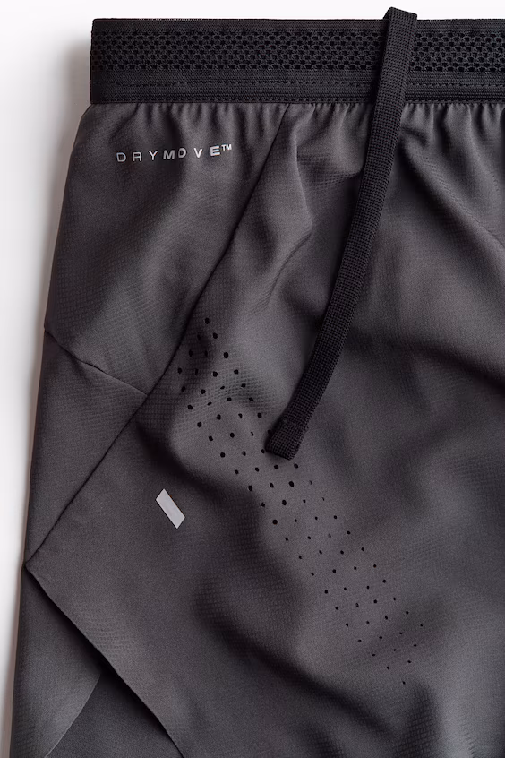 Короткие и легкие беговые шорты