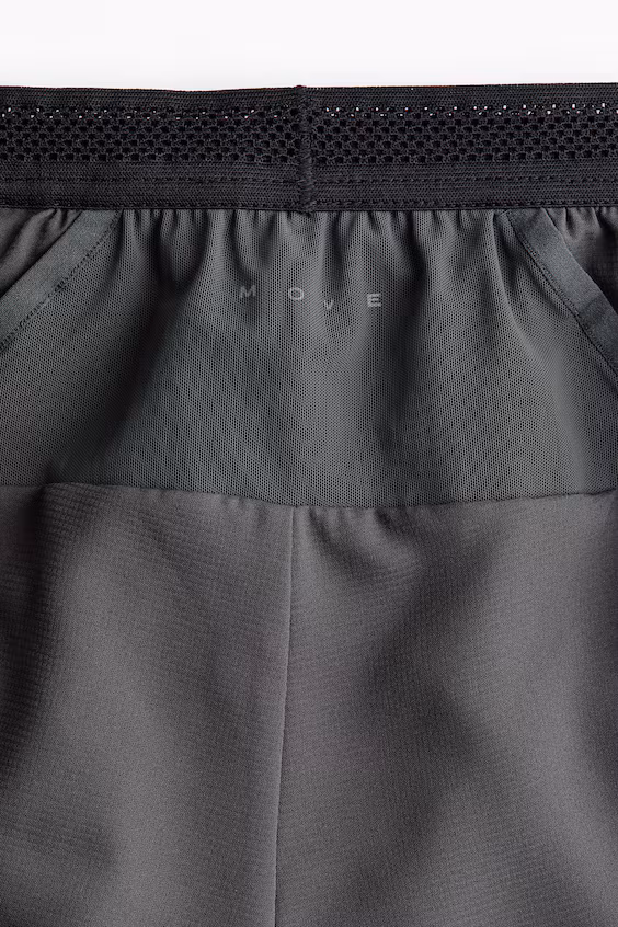 Короткие и легкие беговые шорты