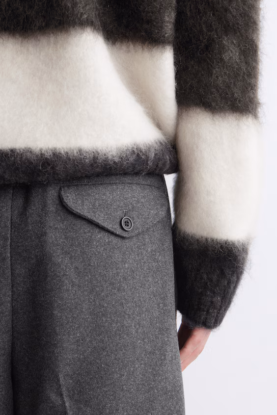 Шерстяные защипанные брюки свободного кроя со стрелками