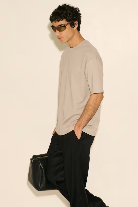 Футболка из прохладного трикотажа свободного кроя