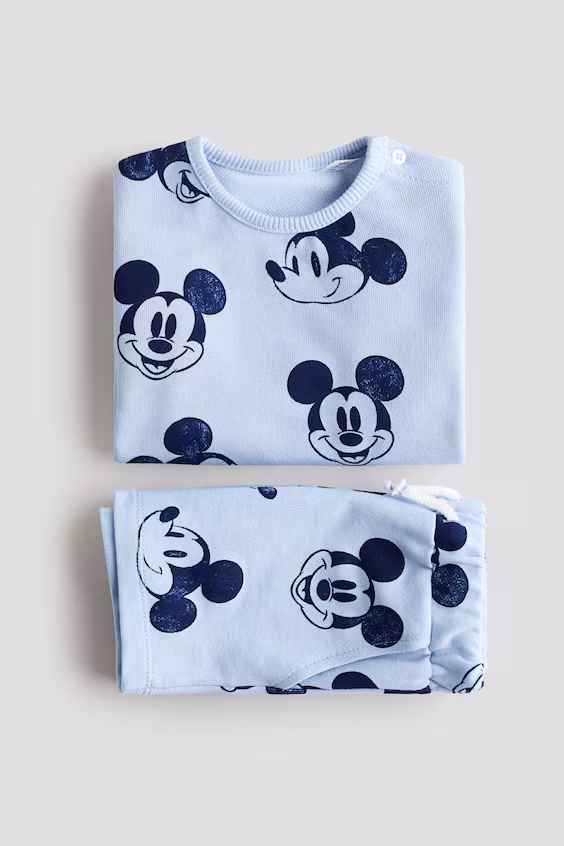 Костюм из свитшота и шорт