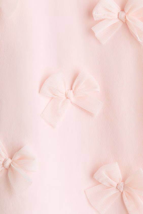 Футболка с украшениями