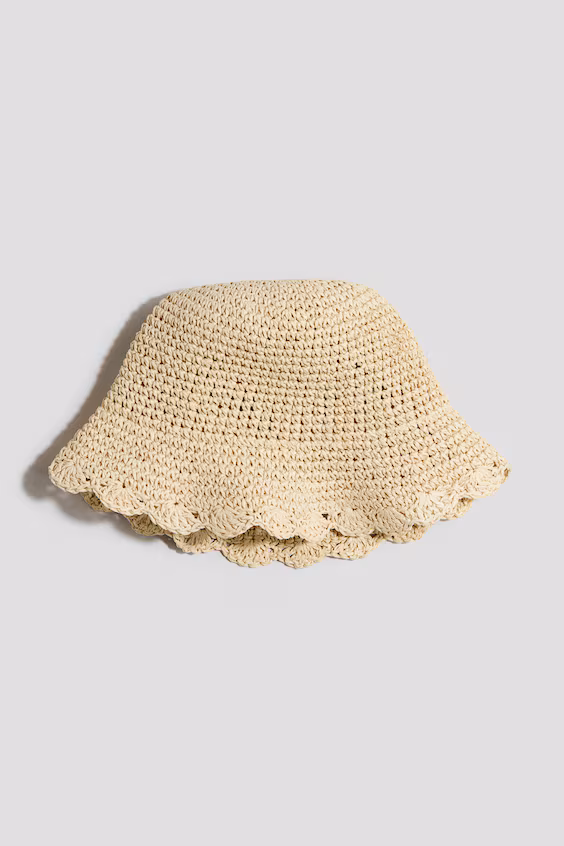 Соломенная шляпа с волнистым козырьком