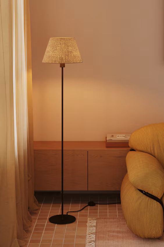 Напольная лампа на магнитной подставке с абажуром