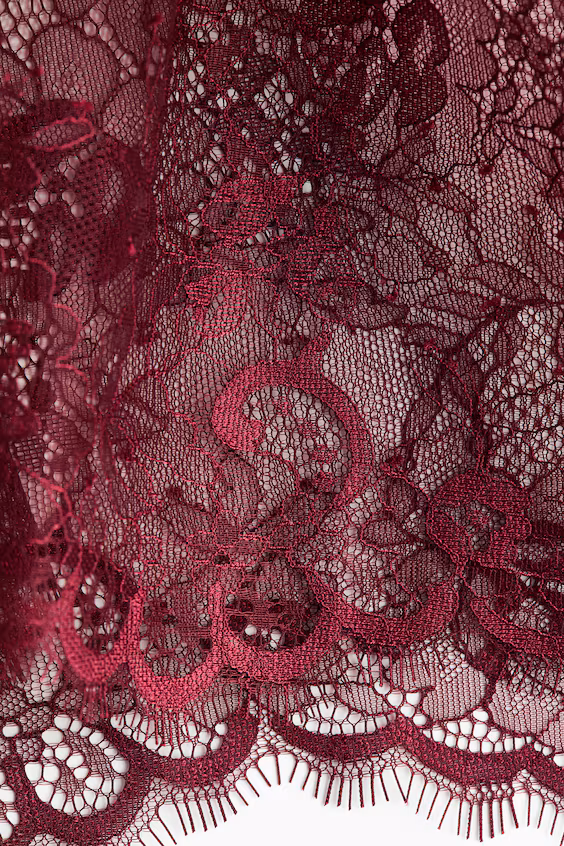 Короткий топ из кружева