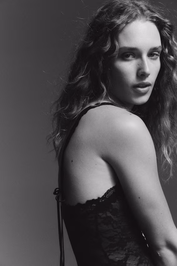 Боди на тонких бретелях из кружева