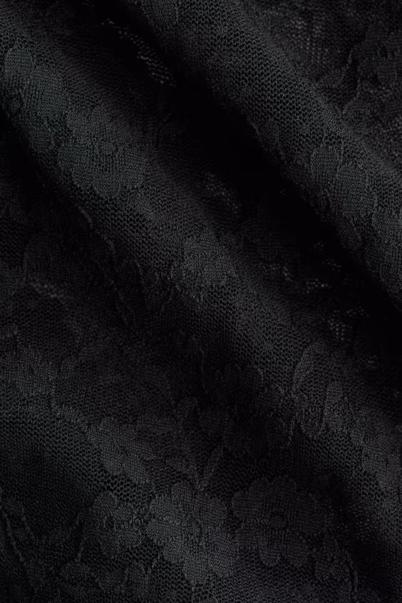 Боди на тонких бретелях из кружева