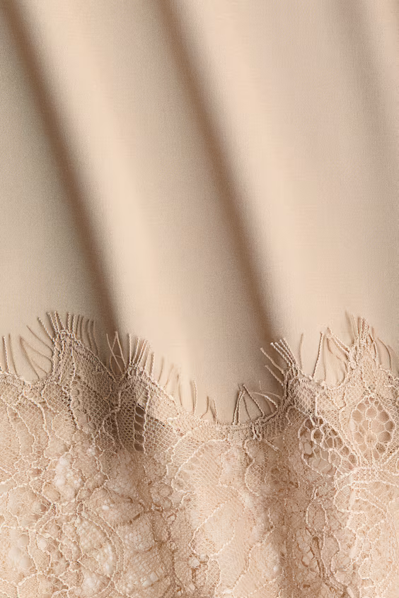 Платье из атласа с кружевом