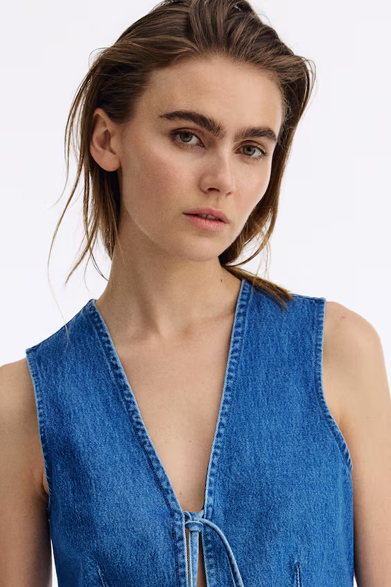 Джинсовый жилет с завязками