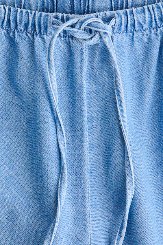 Джинсы в голубом дениме с завязкой