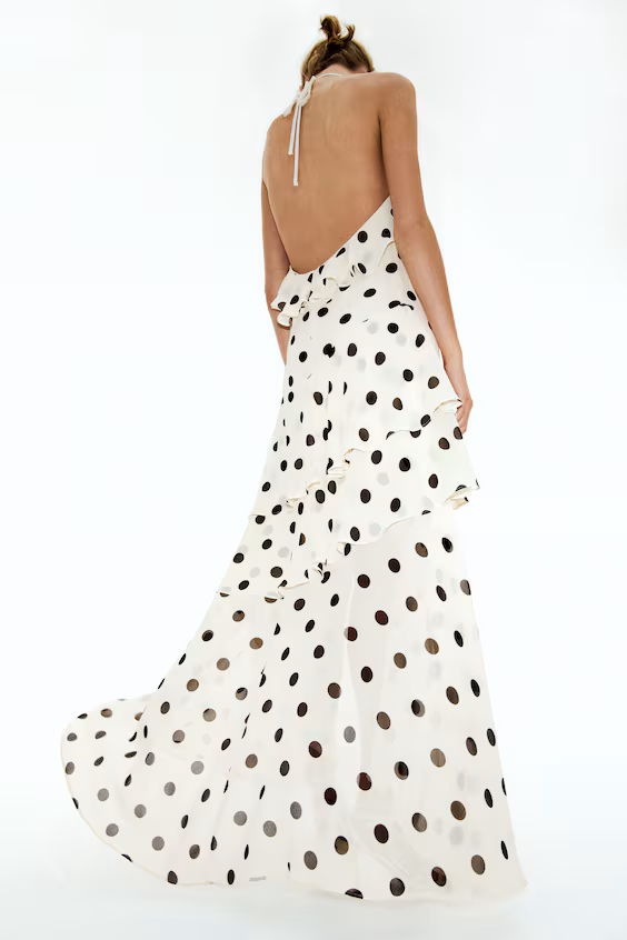 Платье с вырезом на шее и оборками