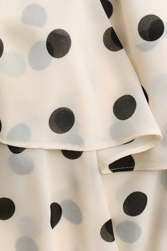 Платье с вырезом на шее и оборками