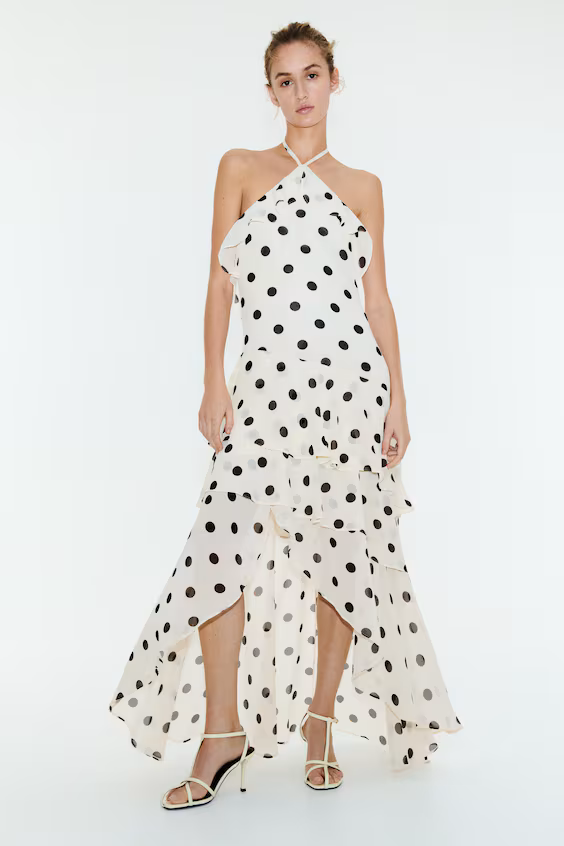 Платье с вырезом на шее и оборками