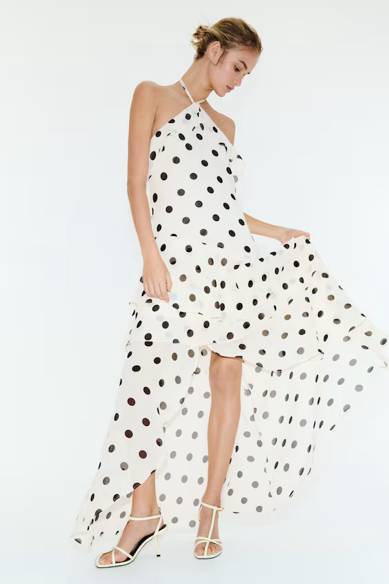 Платье с вырезом на шее и оборками