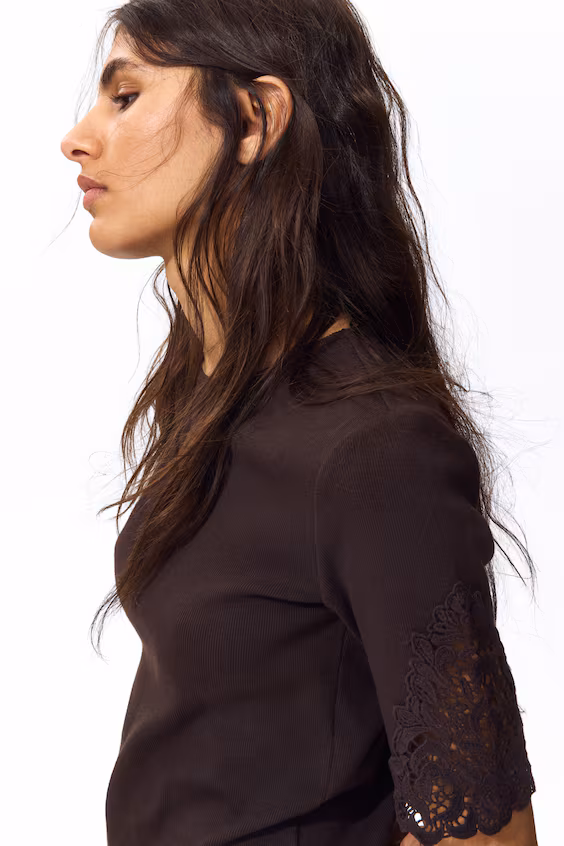 Свитер в рубчик с кружевными вставками