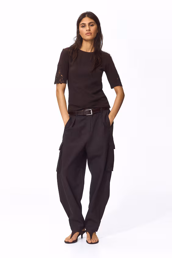 Свитер в рубчик с кружевными вставками