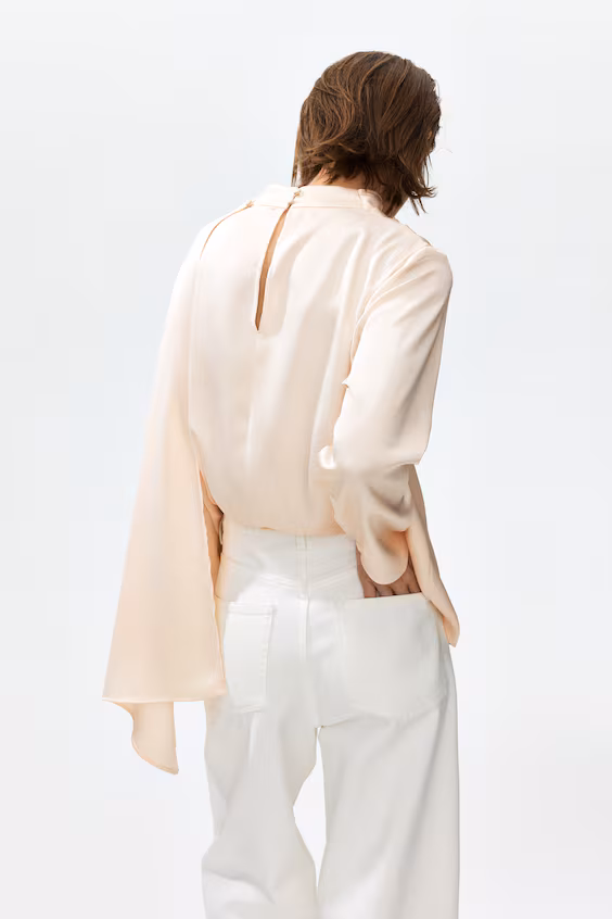 Блузка из атласа с шарфом