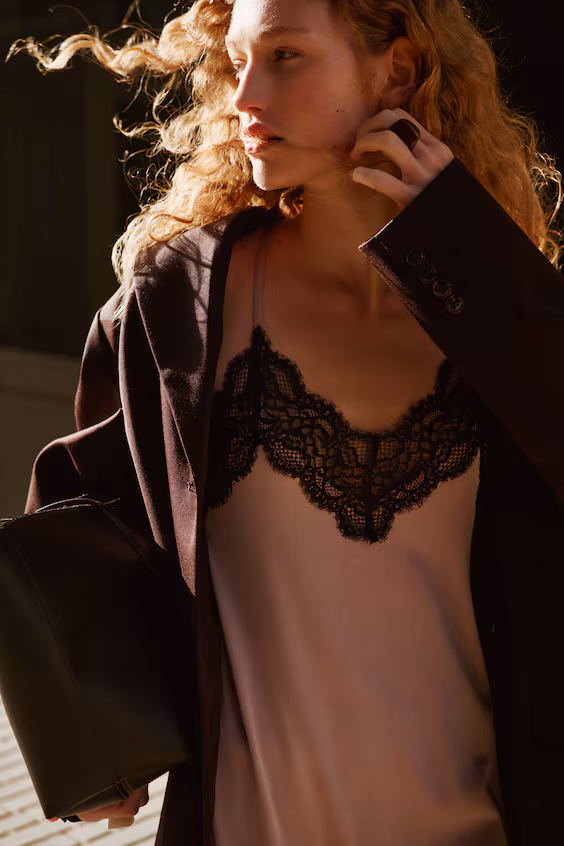 Платье с кружевными бретелями