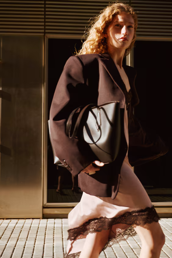 Платье с кружевными бретелями