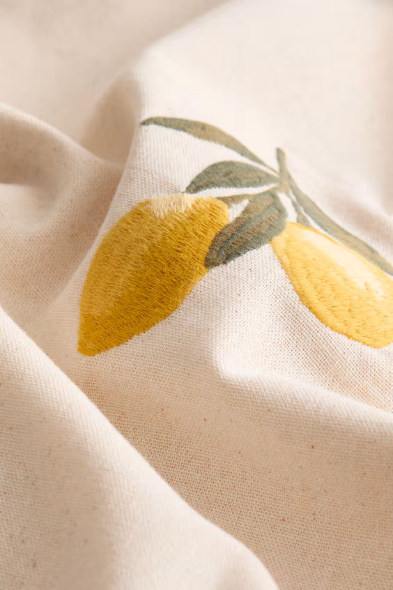 Чехол на подушку из хлопка с вышитым узором