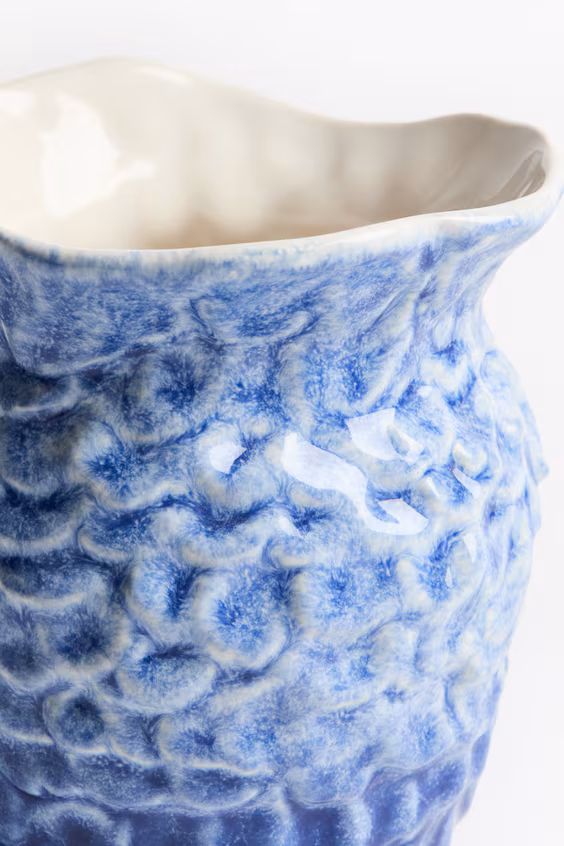 Маленькая ваза из керамики в морском стиле